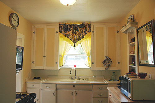 featured image - 16 Charming Kitchen Curtain Ideas That'll Add Immediate Style to Your Space