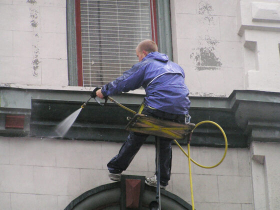 featured image - How to Choose the Right Pressure Washing Service