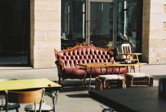 featured image - Where to Find Great Traditional Leather Couches and Furniture
