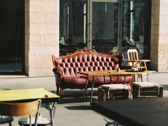 featured image - Where to Find Great Traditional Leather Couches and Furniture